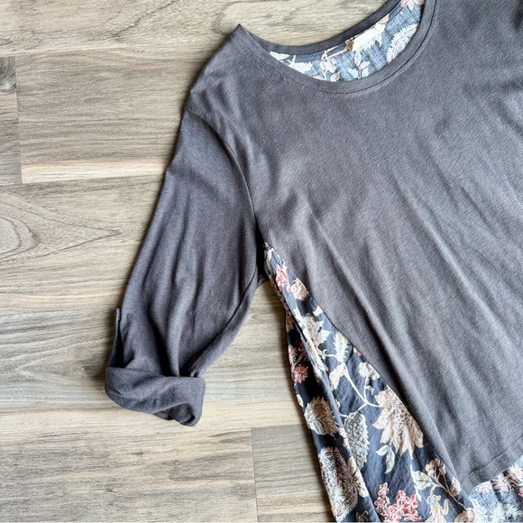 Altar'd State Gray Floral Hi Low Oversized 3/4 Sleeve Mixed Media Tunic  Size S - Picture 3 of 15
